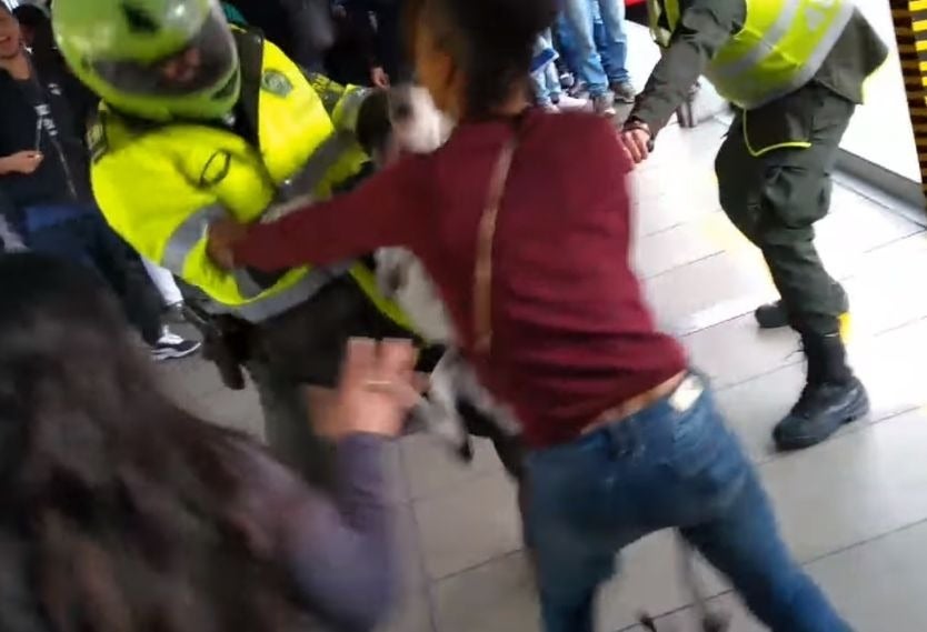 Agresión de un Pitbull en Transmilenio